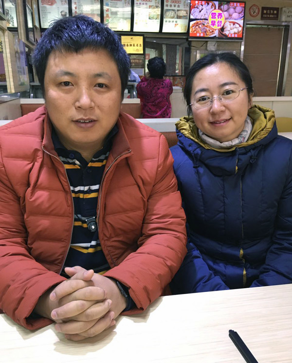 谢阳的代理律师陈建刚（左）与谢阳妻子陈桂秋