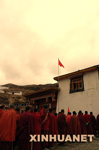4月14日，查理寺的僧人在参加升国旗仪式2