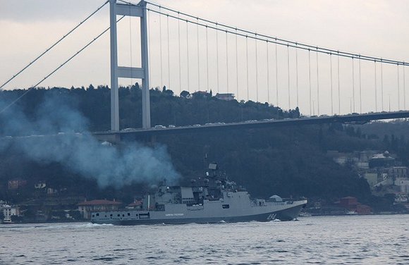 俄罗斯海军护卫舰经过伊斯坦布尔
