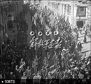 阅兵结束后，进藏部队以军乐队、红旗队为前导举行了庄严的入城式。这是队伍通过拉萨八角街