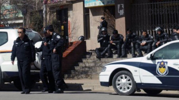 2008年3月17日青海省铜仁镇，一辆警车在容武（rongwu）寺（藏族朝圣者祈祷之地）附近巡逻
