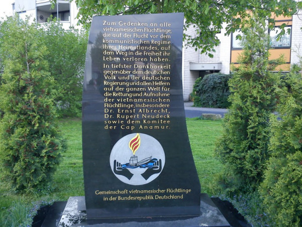 Troisdorf镇上的越南难民纪念和感恩碑
