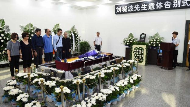 刘晓波的遗体旁放着鲜花。