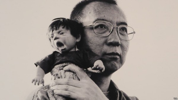 刘霞为丈夫诺贝尔和平奖得主刘晓波所摄（美国之音记者国符翻拍刘霞展出的作品