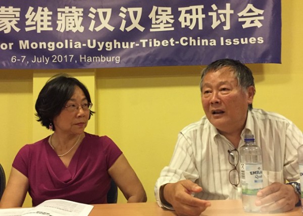 在德国汉堡参加G20峰会示威活动的独立中文笔会会长廖天琪与旅美民主人士魏京生召开研讨会