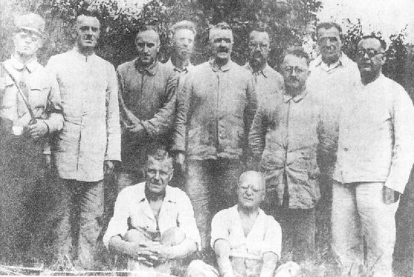 奥斯茨基在集中营（站立者左三）