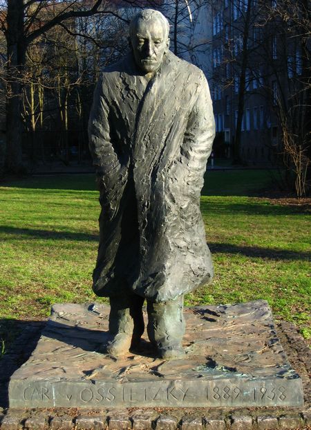 奥斯茨基雕像
