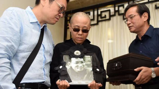 官方发布的图片中可见，刘霞在告别式上捧着刘晓波的遗像。