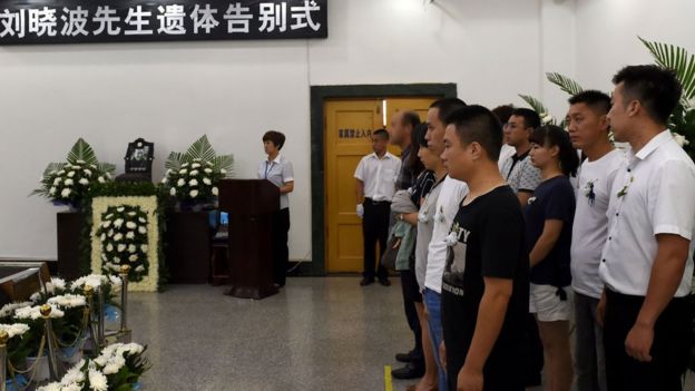 官方发布的图片中，一些出席刘晓波告别式的人的样子被模糊化。