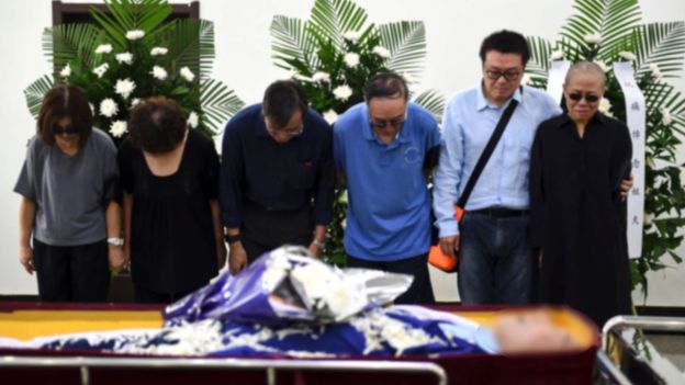 官方发布的图片中，刘晓波遗体的脸也被模糊化。
