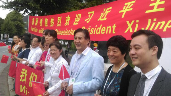 德国华人社团组织到G20会场附近迎接习近平