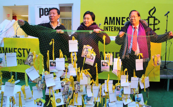 挪威国际特赦组织当年主办的记者会上出示从香港带去的港人祝福刘晓波的明信片
