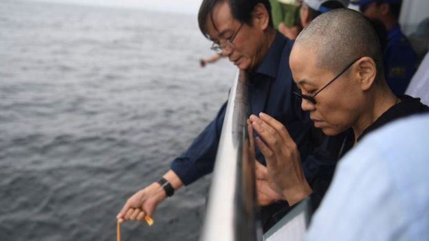 沈阳市人民政府新闻办公室提供的照片中，刘霞和家人参与海葬仪式3