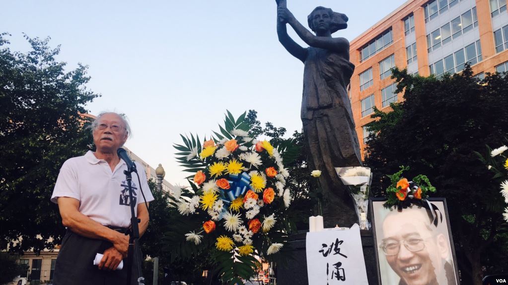 美国首都华盛顿100多名华人聚集在共产主义受难者纪念碑下悼念刘晓波，图为流亡作家郑义发言