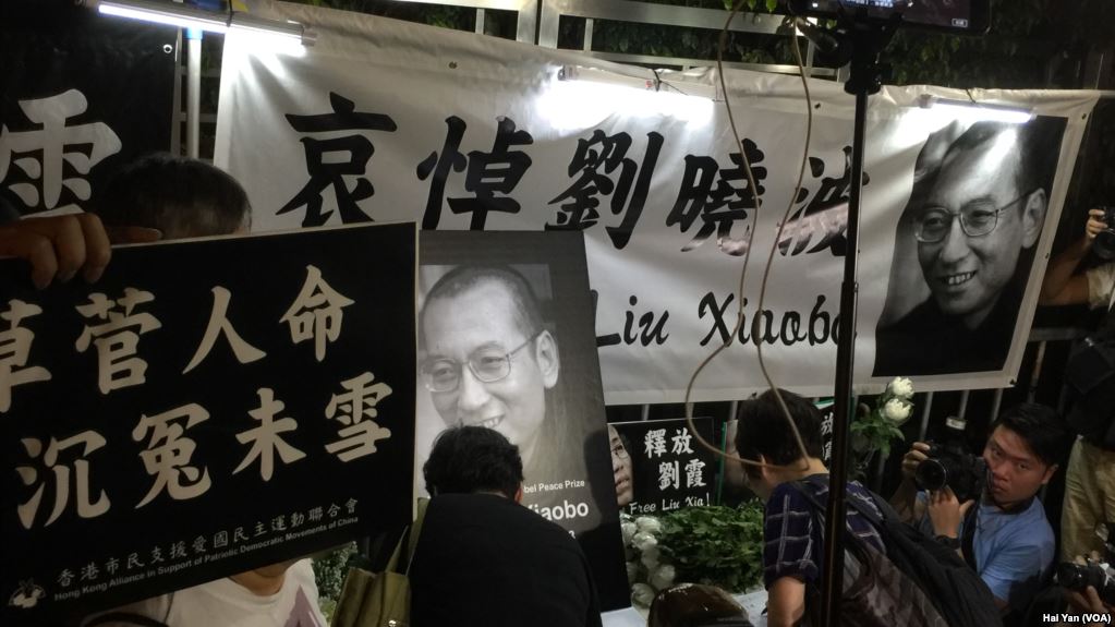 香港民众赴中联会外为刘晓波献花吊唁
