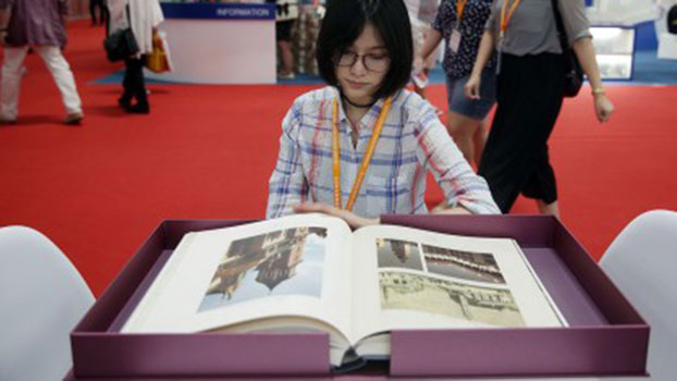一个女性在北京国际图书博览会上看书