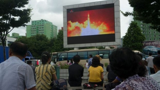 朝鲜首都平壤用大萤幕向民众展示导弹试射