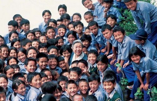 阿妈吉尊白玛与西藏儿童村的孩子们在一起