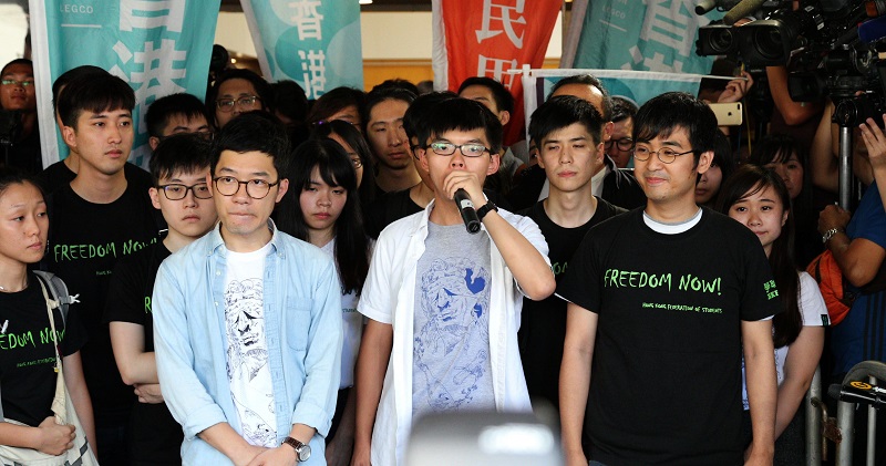 香港雨伞运动领袖黄之锋等三人.