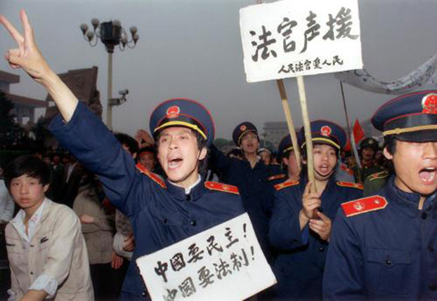 1989年5月18日，北京法官身穿制服走上街头声援绝食学生，要民主要法制