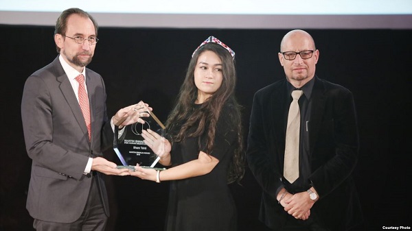 伊力哈木的女儿菊尔和美国印第安纳大学教授史伯岭在日内瓦代表伊力哈木接受马丁恩纳斯人权奖