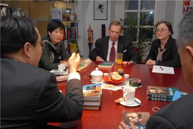 哈维尔（右二）和中国与会者会晤。左起莫少平律师、崔卫平教授
