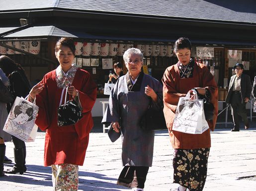 在京都八阪神社祈福的三名艺伎