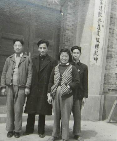 复旦大学陈其人教授（左二）早年照片