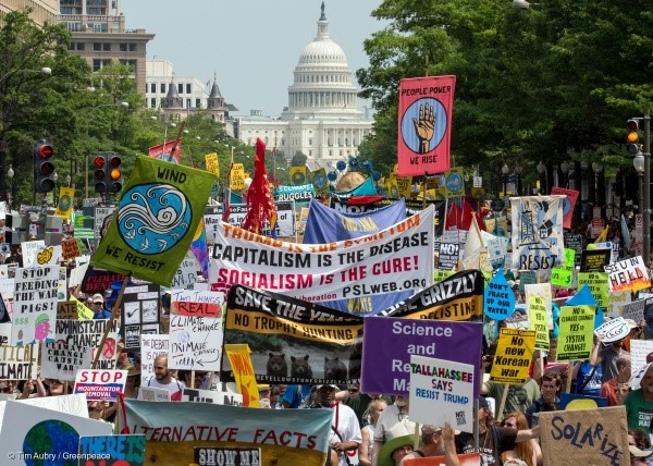 美国首都华盛顿民众游行抗议川普退出《巴黎协议》