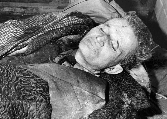 1990年3月21日，罗马尼亚官方通讯社公布的齐奥塞斯库被枪决后的照片。