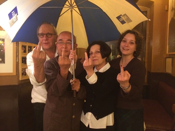 2014年11月7日，赫塔·米勒新书发布会后，赫塔·米勒、廖亦武、乌里等应邀去著名的巴黎酒吧，拍下了这张声援香港雨伞革命的著名照片，由廖亦武脸书发表后，被东西方媒体转载了上千次。