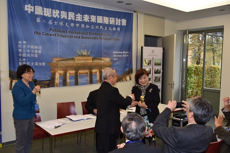 5牧野圣修代表论坛和笔会颁奖给台湾民主基金会