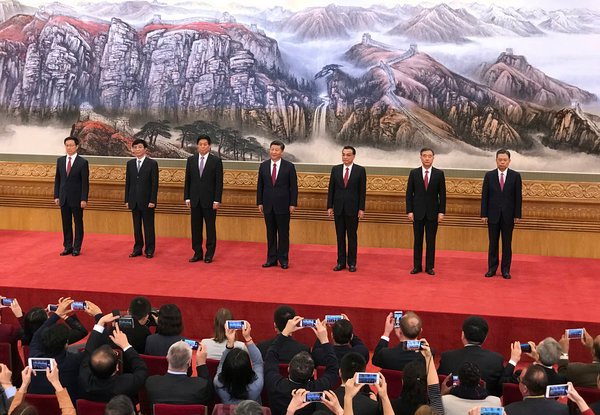 中国新的政治局常委在人民大会堂亮相