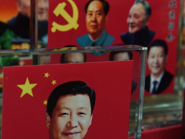 北京一处售卖纪念品摊位上，成列的中国领导人的装饰品