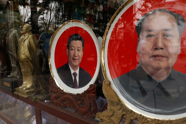 北京，画着中国国家主席习近平和革命领袖毛泽东的纪念品