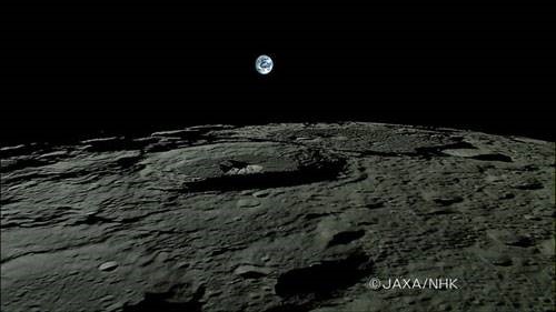 日本探月衛星“月亮女神”從月球的“月平線”上拍攝到高清晰地球升起和落下的圖像。本圖是“地出”的美麗景象。