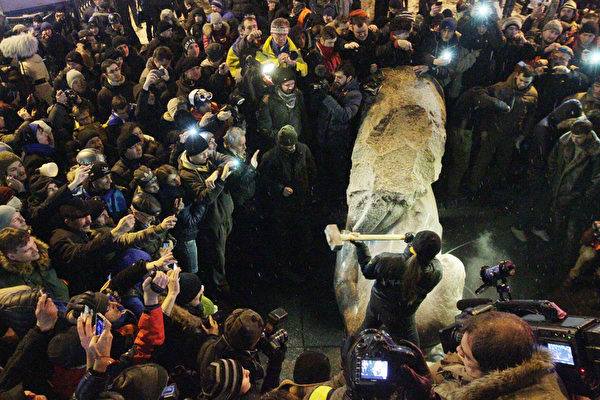 2013年乌克兰民众推翻列宁塑像的场面