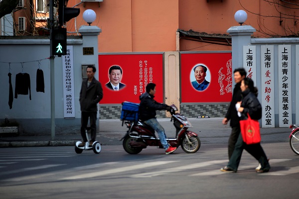 上海一家单位门内挂有习近平与毛泽东像的墙壁宣传