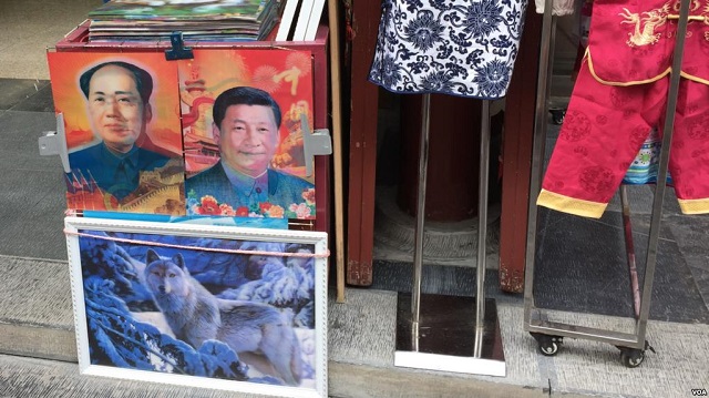 中国街头出售的面孔可以变换的毛泽东和习近平像