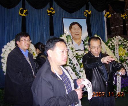 刘晓波（右一）在布置包遵信追悼会