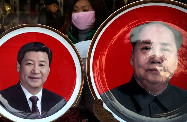 北京天安门广场附近一个纪念品商店出售的中国国家主席习近平（左）与前中共领导人毛泽东头像的磁盘