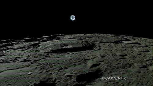 日本探月卫星“月亮女神”从月球的“月平线”上拍摄到高清晰地球升起和落下的图像。本图是“地出”的美丽景象。