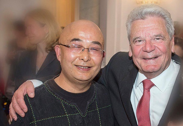 流亡德国的作家廖亦武（左）被称为“时代的录音机”，记录中国被压迫的“沉默的大多数”之生活和处境，廖亦武也因此在2012年获得德国最高人文奖——“书业和平奖”