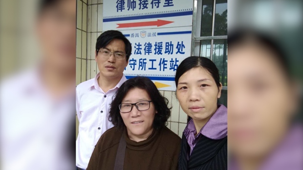 维权律师蔺其磊（左）、中国人权观察员徐秦（中）陪同徐琳妻子（右）
