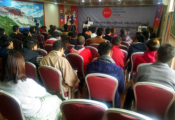 西藏人权与民主促进中心负责人次仁措姆在纪念会上发言