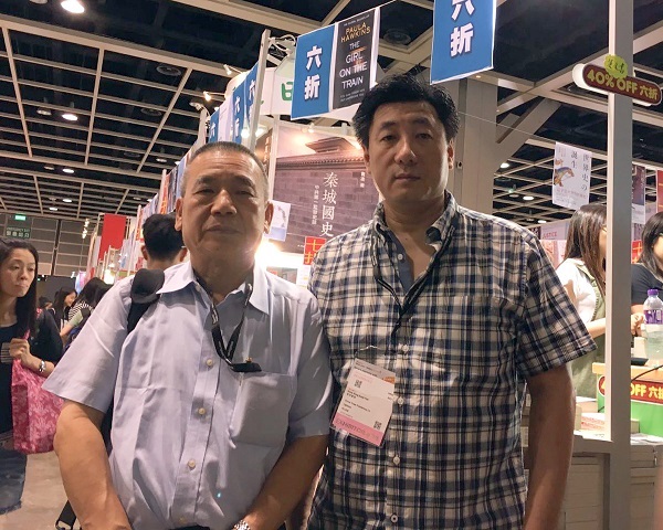 香港新世纪出版社负责人鲍朴（右）与香港香港田园书屋老板黄尚伟