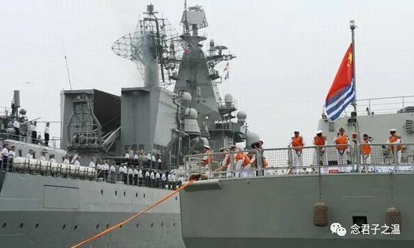 中国海军访问海参崴并鸣21响礼炮致敬