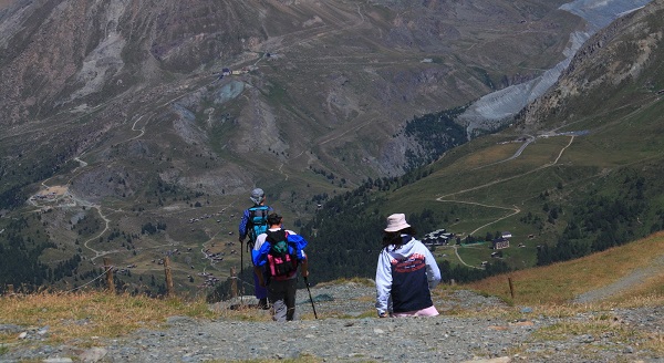 几个登山者柱着登山杖，向马特洪峰方向前去