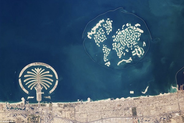 宇航员在太空拍下的杜拜城和“世界岛”（右边是“世界岛”，左边是早已建成的“棕榈岛”）