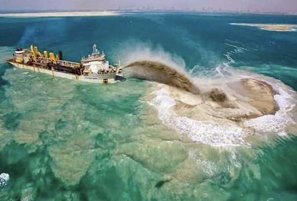 杜拜近海，巨型挖泥船在喷砂造岛